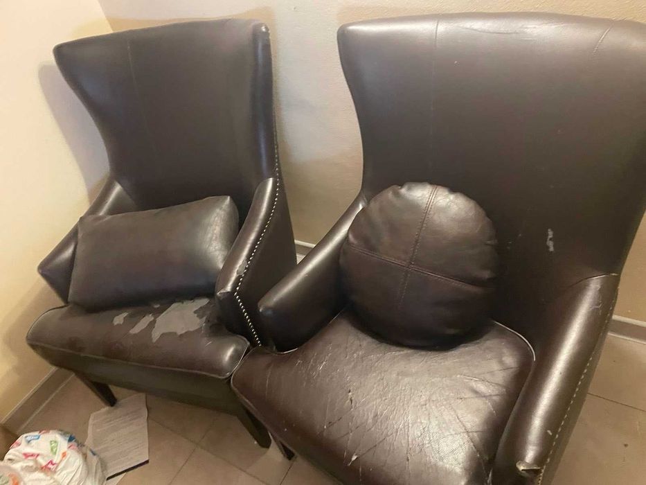 2 броя кожени столове