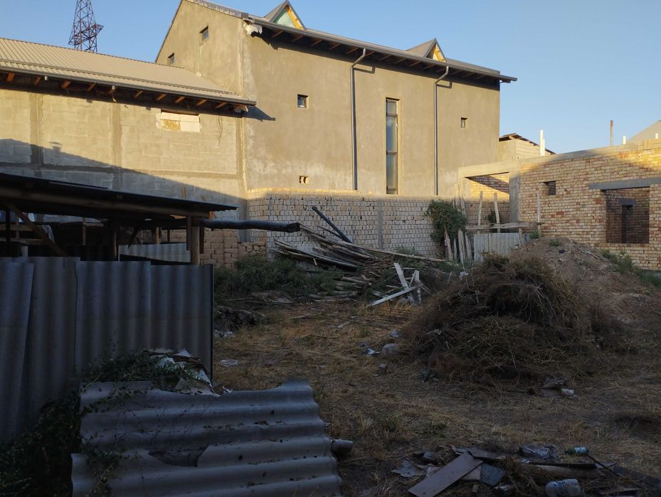 Yer, 6 sotix 2 xona uy bilan oxirigacha bitmagan