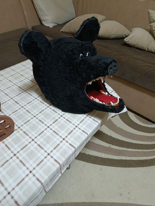 Кукерски маски опашки на бич черепи