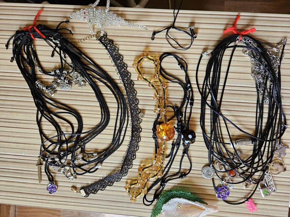 Чокеры, браслеты,  бусы,