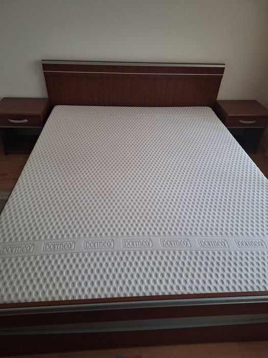Vând pat matrimonial 160x200 cm cu saltea Dormeo inclusă