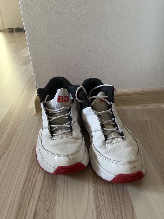 Adidasi Jordan numar 40,5.