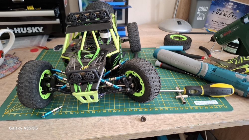 Rc кола Wltoys12428 тежко модифицирана ,направена изцяло за асфалт ,със състезателно окачване-4x4 + резервни части