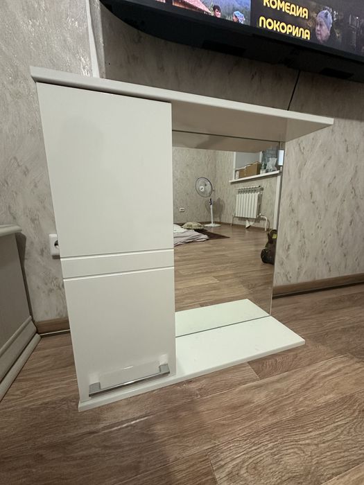 Зеркало со шкафчиком в ванну