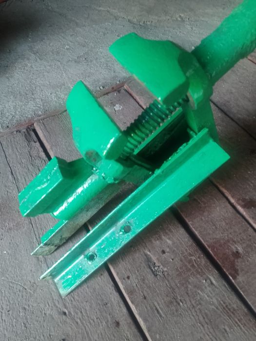 Тиски слесарные продам