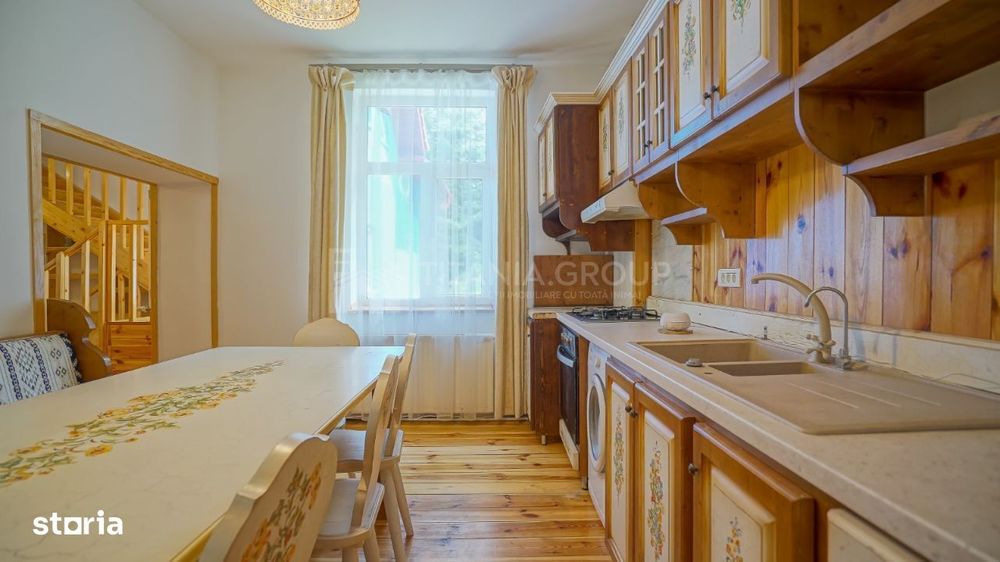 Vila in Poiana Brasov cu teren generos 1600mp, 2 corpuri de casa