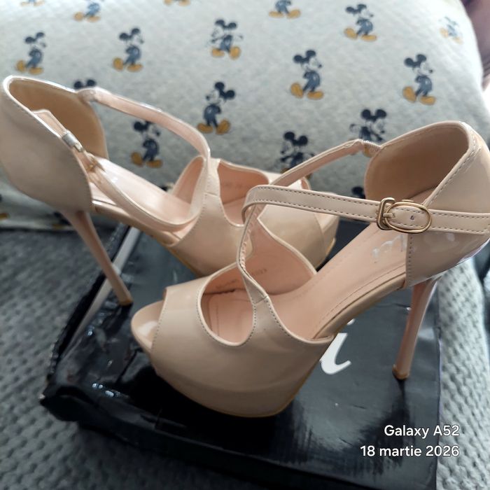 Sandale cu platformă