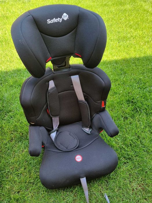 Vand 2 scaune masina de copil ,1 carucior, o piscina si o trambulina