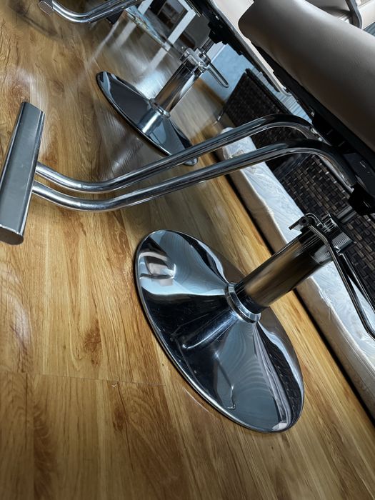 Парикмахеракое кресло - 2 штуки