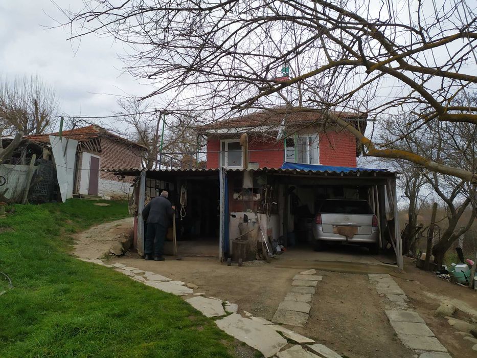 Къща с голям двор