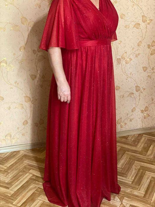 Шикарное вечернее платье на праздник.