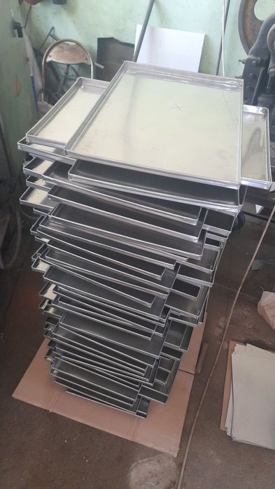 Mese si carucioare din inox transport  chifle/paine