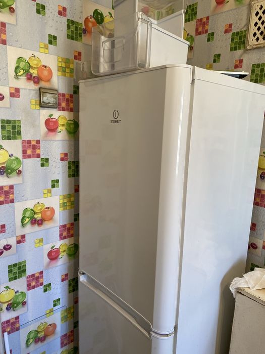 Хололильник indesit