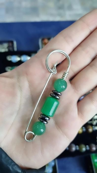 Элегантная брошь-булавка с
натуральными камнями