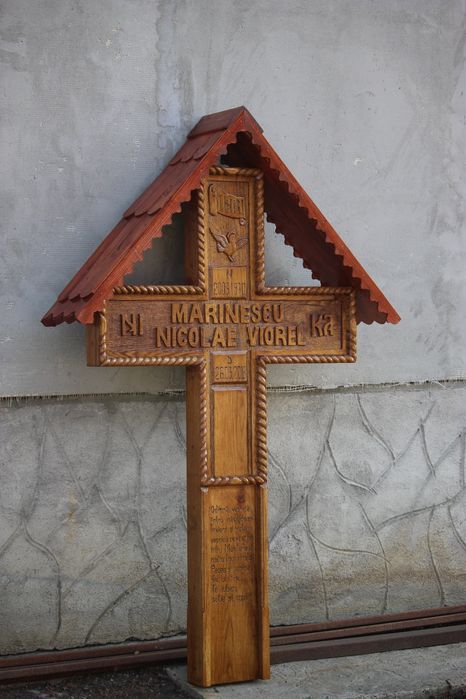 Troiță creștină din lemn lucrată manual