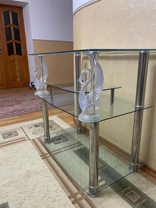 Стекланная тумбочка под телевизор