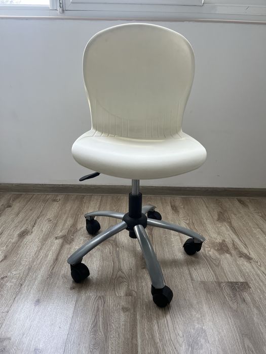 Малко столче с колелца и амортесьор