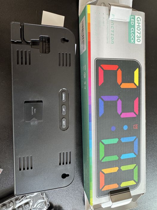 Нов Голям Дигитален LED Часовник GH0730 с Дистанционно Управление, RGB Цветове и Термометър