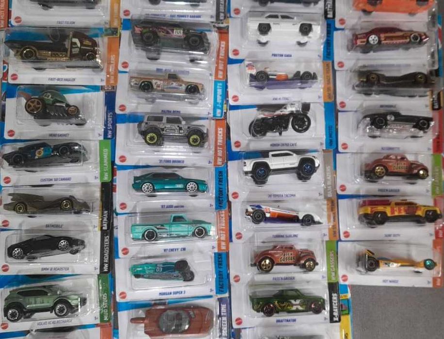 Машинка для мальчика Hot Wheels в ассортименте