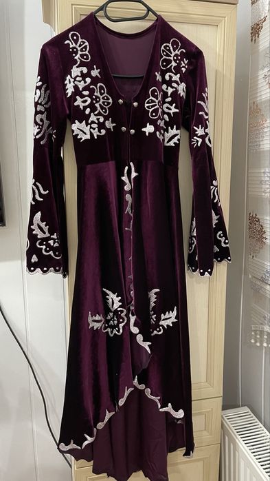 Костюм за къна в лилаво с аксесоари.