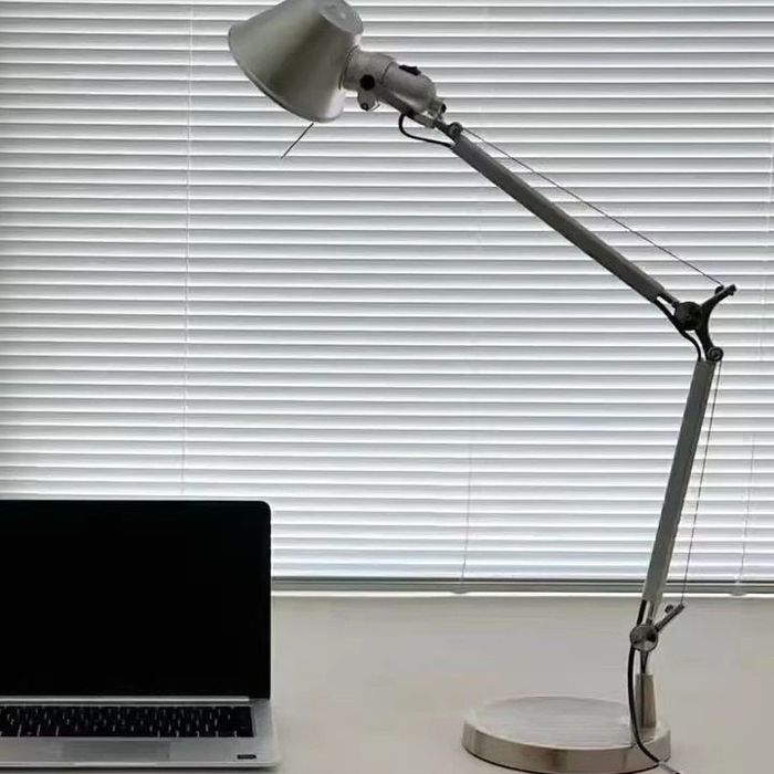 Настольная лампа в стиле Tolomeo