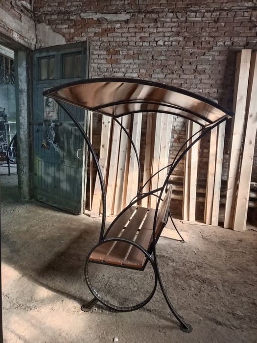 Лавочка с крышей