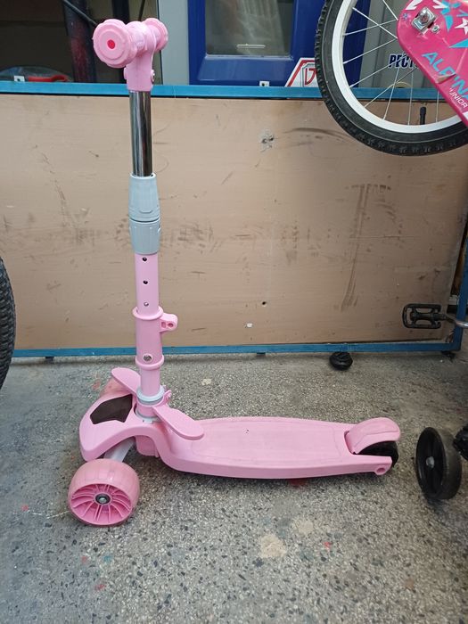 Детска тротинетка със звук и светлина