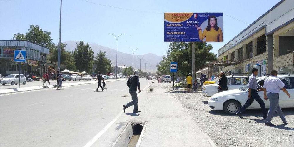 Andijonda bilbordlarda reklama Реклама на билбордах в Андижане