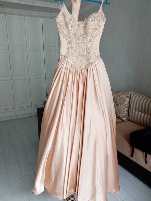 Продам платья для празднеств