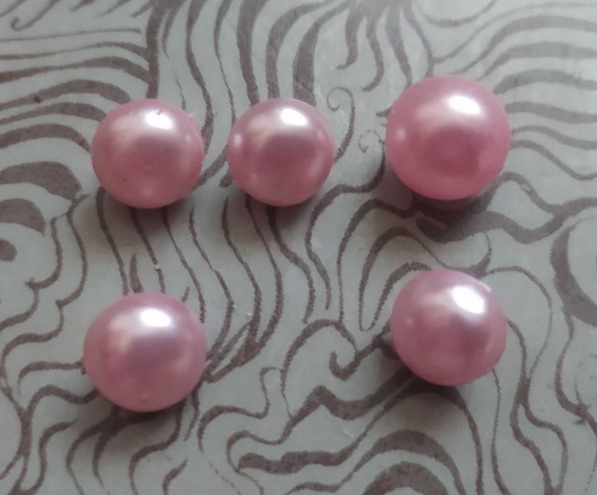 Пуговицы разные.