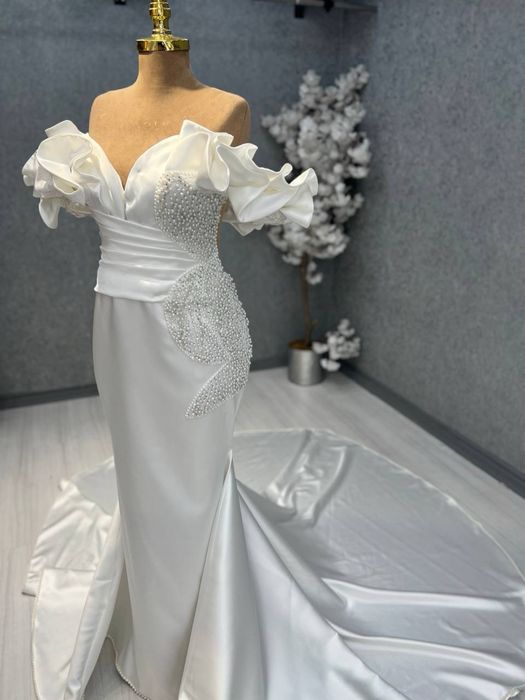 Rochie alba de mireasa cu perle