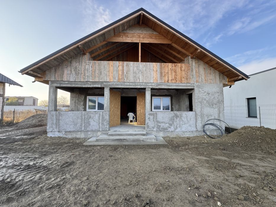 Casă la roșu si teren