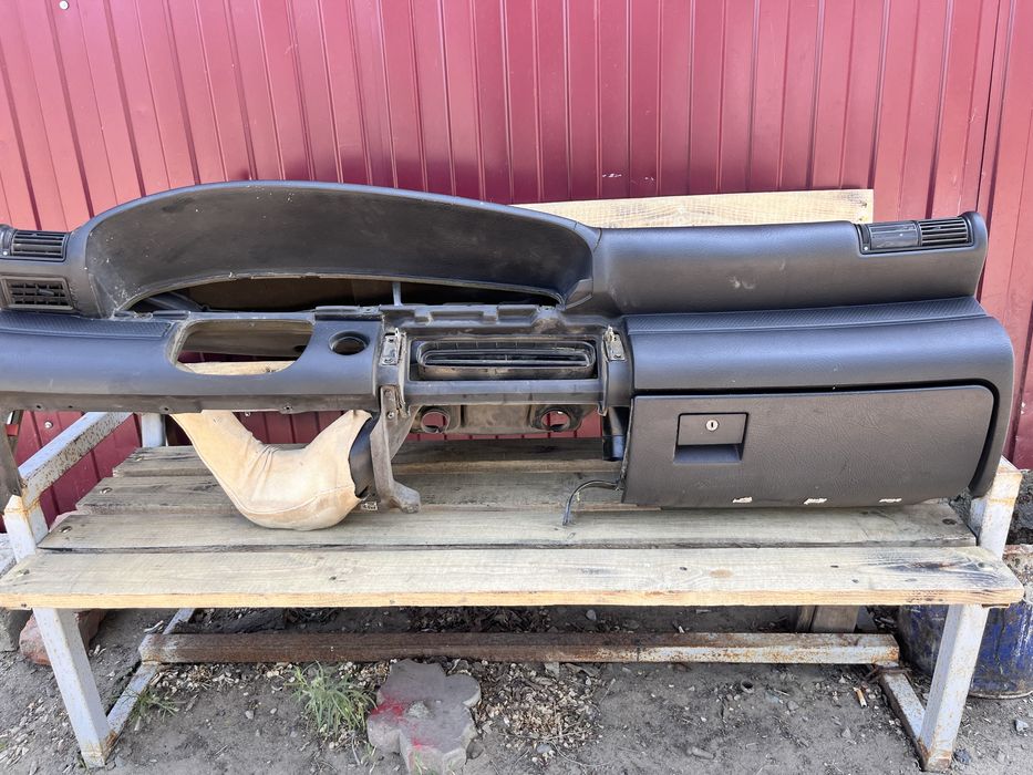 На ауди 100 с4 торпеда панель