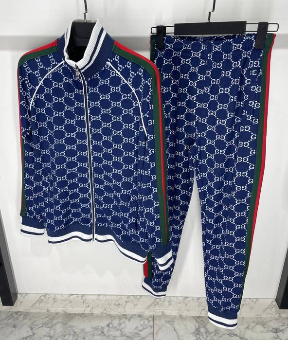 Vand treninguri gucci și Burberry
