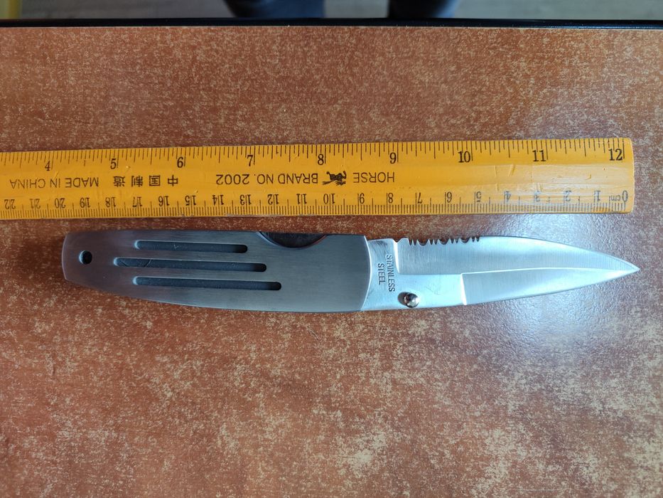 Briceag cutit camping