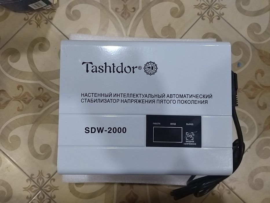 Поддерживает стабильное напряжение в сети (обычно 220 В) для защиты эл