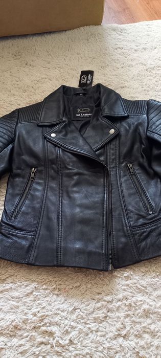 Vând  geaca  piele naturala mărimea xs