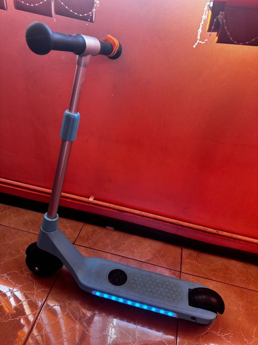 Trotineta electrica, cu lumini LED, ghidon reglabil, putere 80w, viteza maxima: 5-8 km/h, varsta 3 ani+