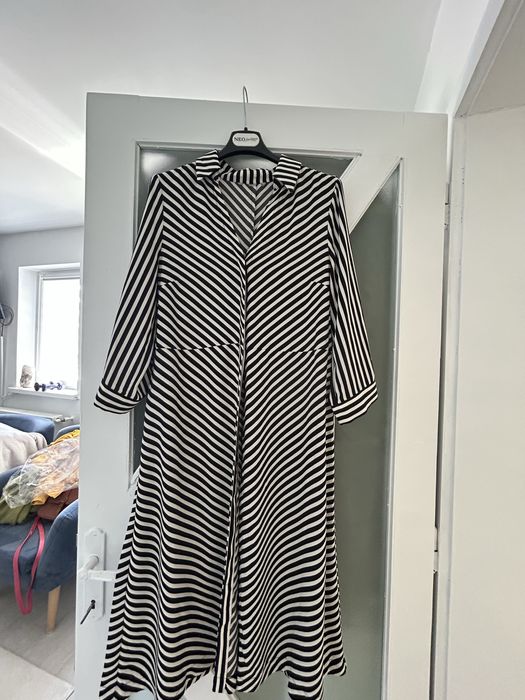 Vand rochie H&M model deosebit purtata o singura data