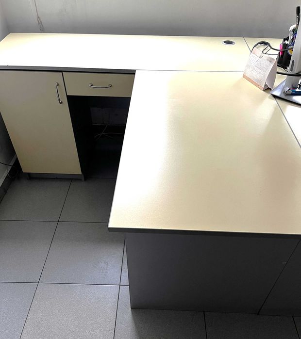 Две офис бюра ъглови, комплект + подарък