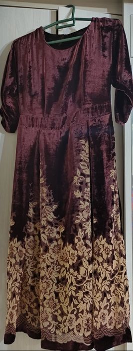 Продам  платья разные