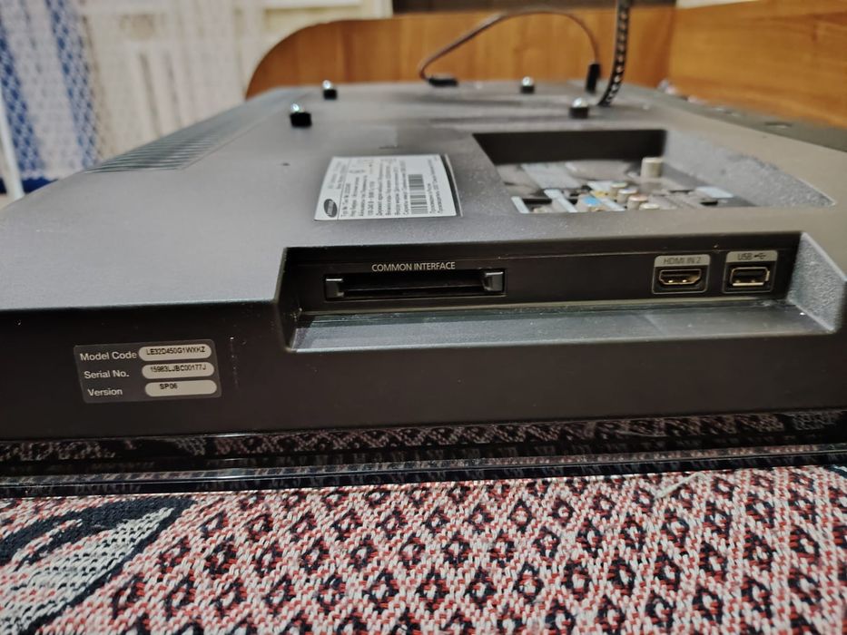 Телевизор Самсунг, диагональ 81, НЕ смарт