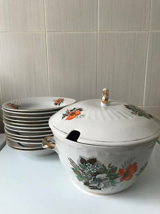 Супница с тарелками