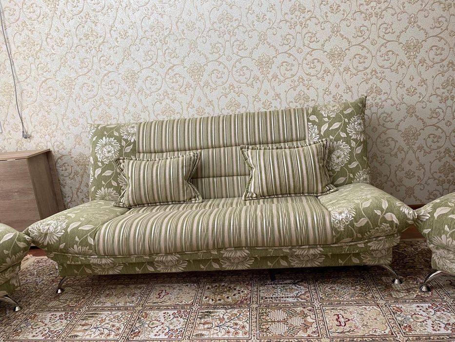 Диван с 2 креслами.  Натуральное дерево.