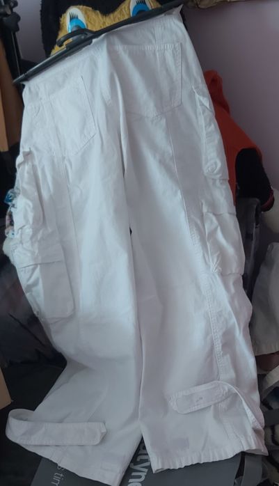 Pantaloni cargo albi noi cu eticheta New Yorker marimea 38