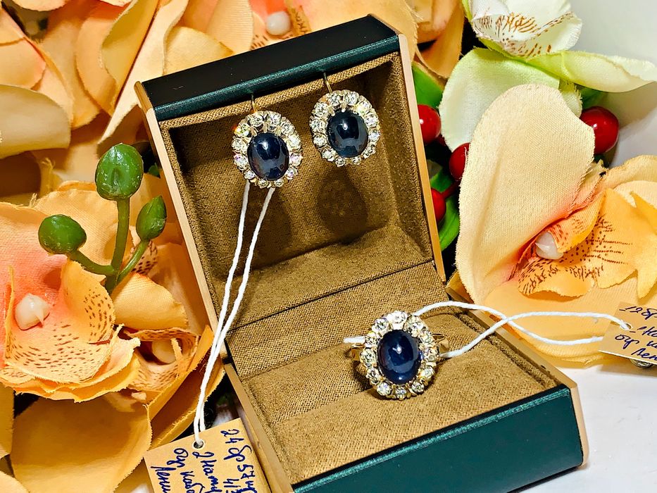 золотой комплект Голубые Озера с бриллиантами и Сапфирами