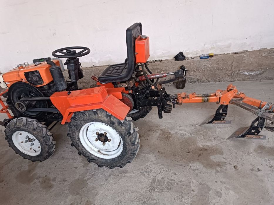Yurib turgan mini traktor