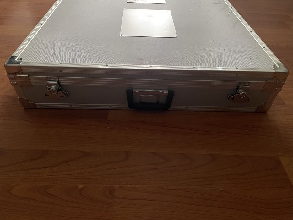 Case/Geanta aluminiu in stare perfecta