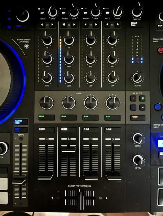 Consolă DJ Traktor s4 mk3