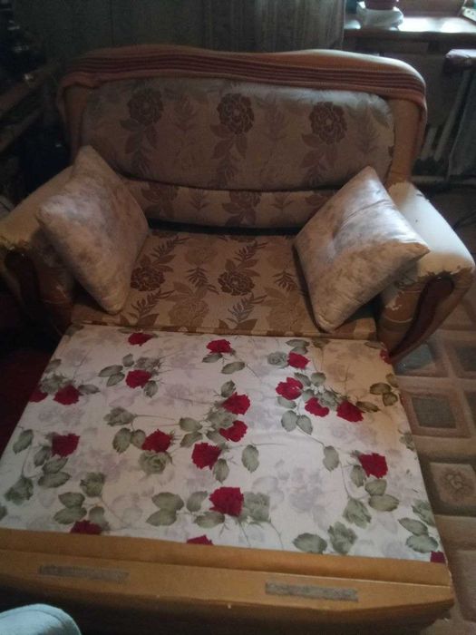 Продам мини-диван двуспальный, недорого.